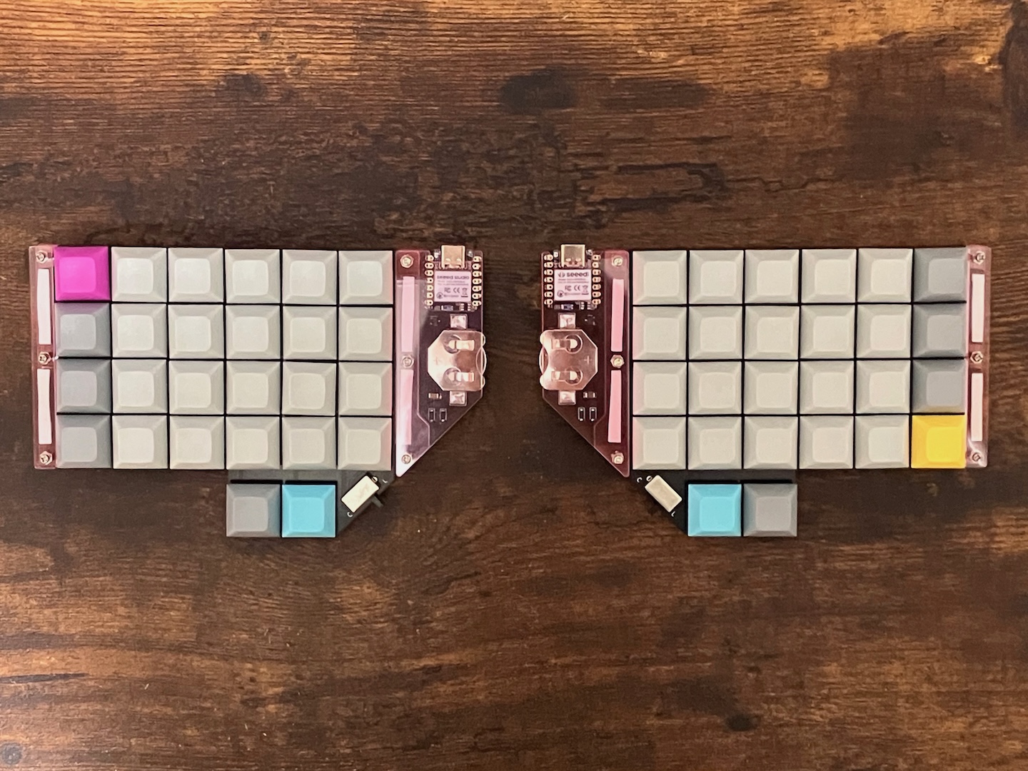Picture of L4, showing its ortholinear layout and split design